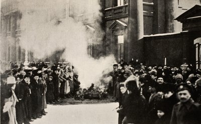 Verbrennung der königlichen Embleme, 1917 von Russian Photographer